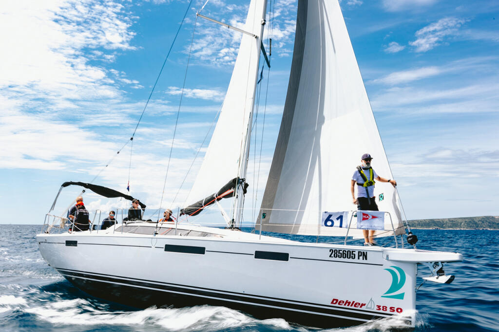 Sailing yacht 