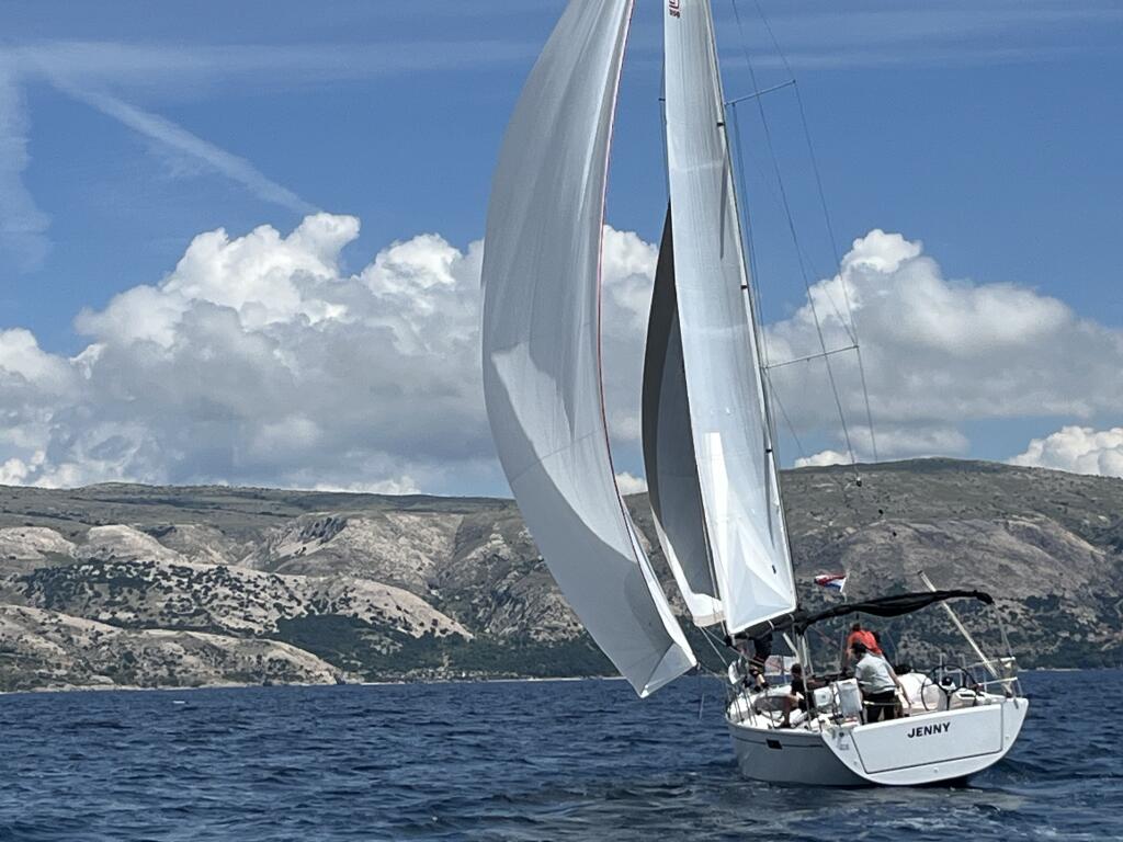 Sailing yacht 