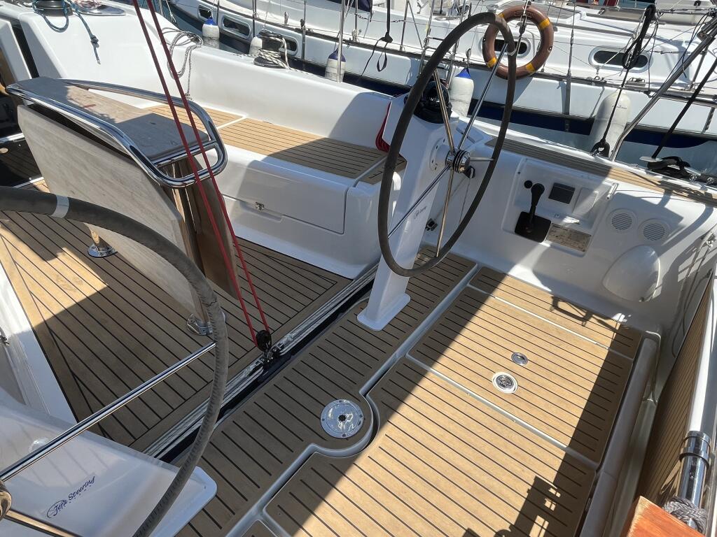Sailing yacht 