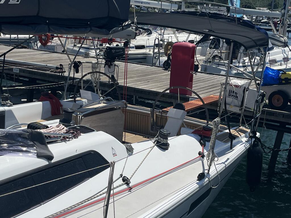 Sailing yacht 