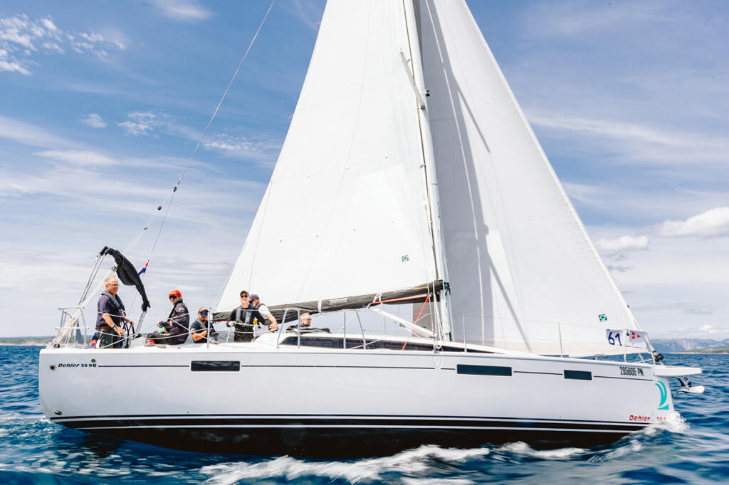 Sailing yacht 