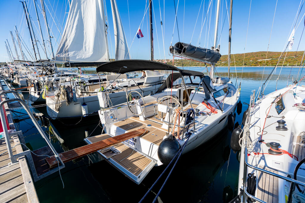 Sailing yacht 