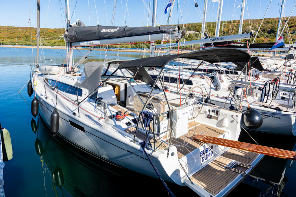 Sailing yacht 