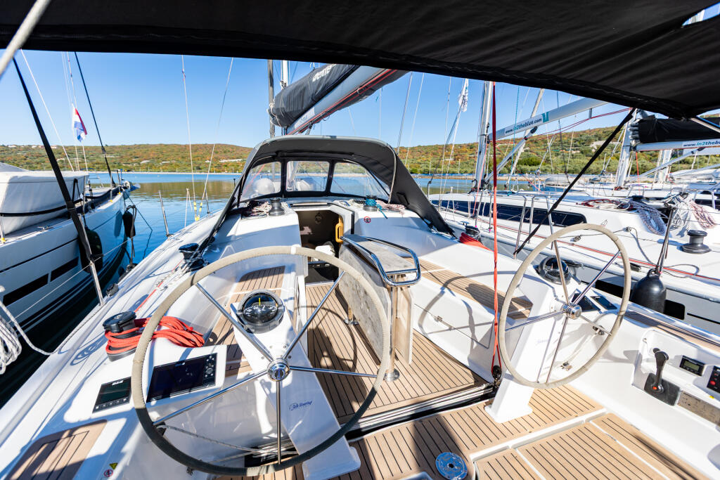 Sailing yacht 