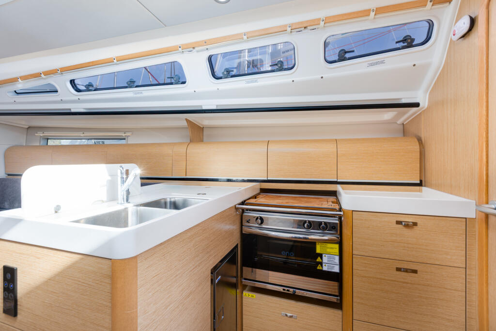 Sailing yacht 