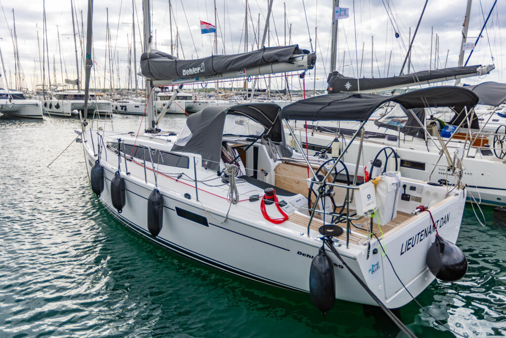 Sailing yacht 