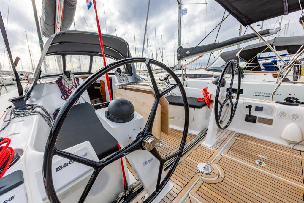 Sailing yacht 