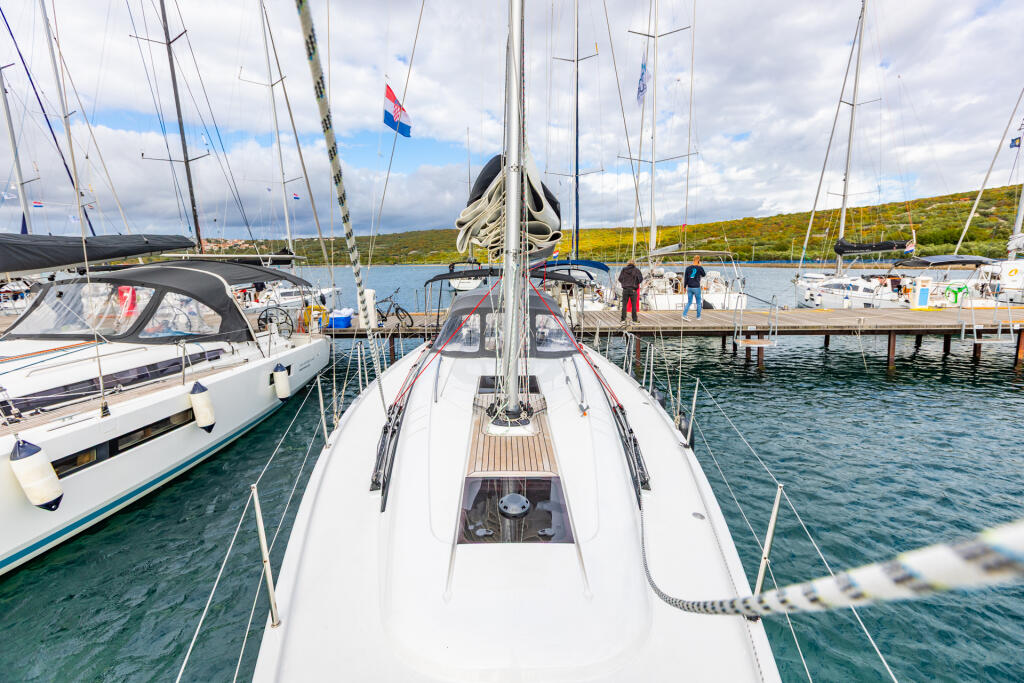 Sailing yacht 
