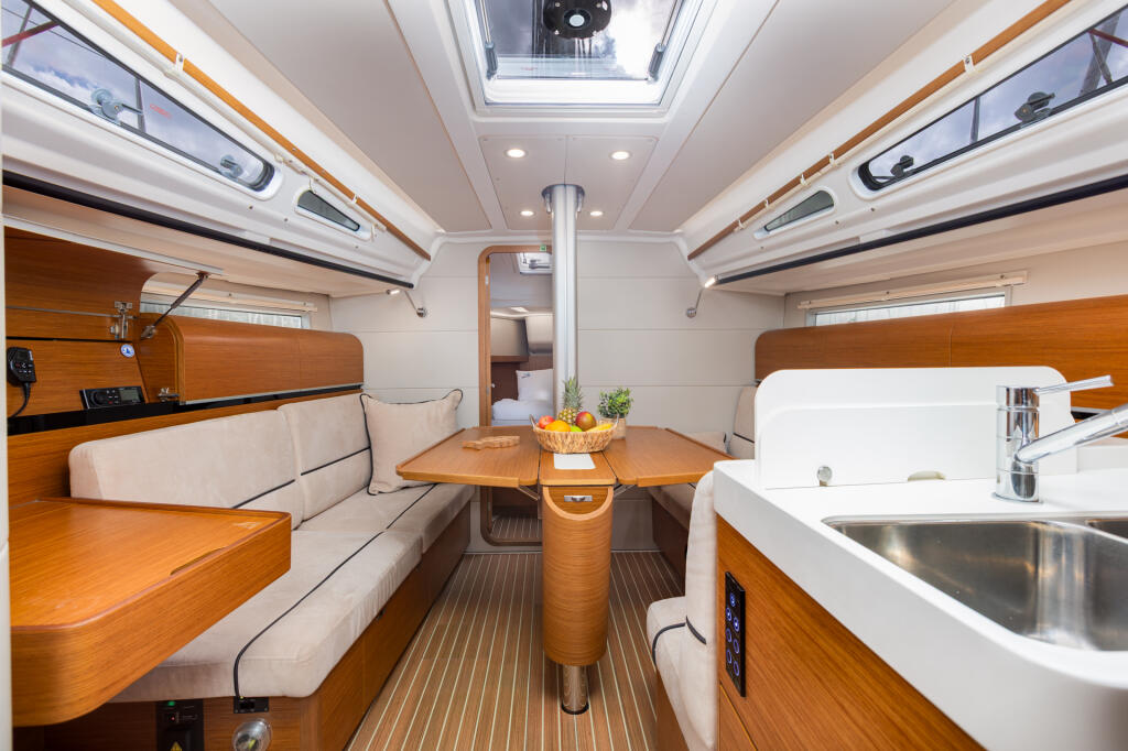 Sailing yacht 