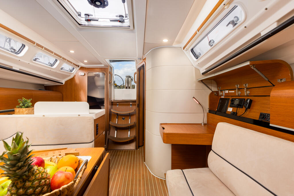 Sailing yacht 