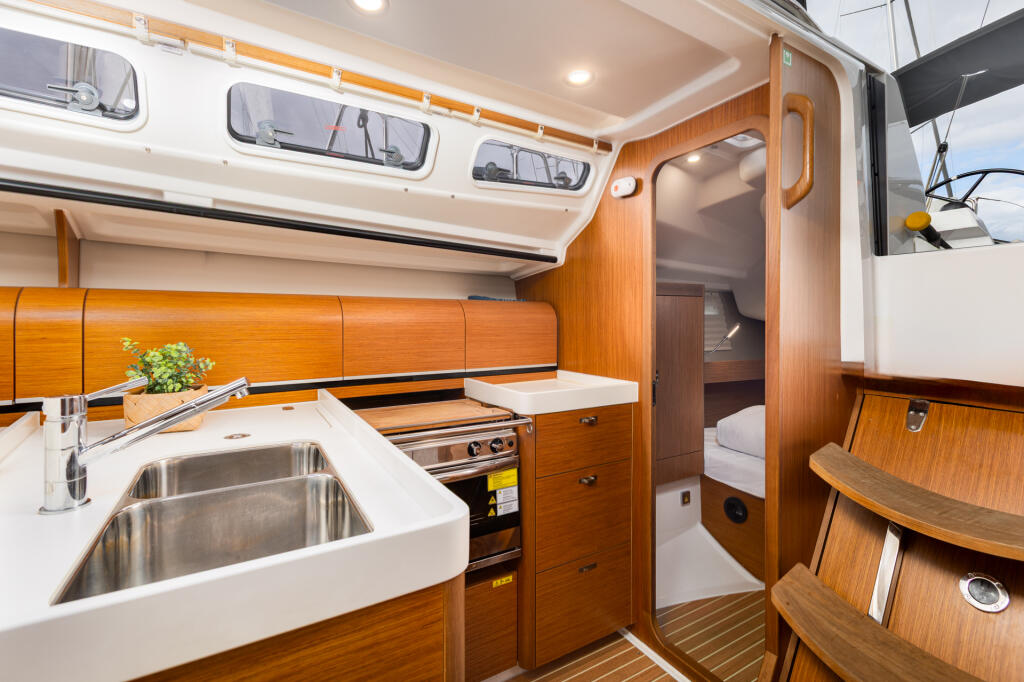 Sailing yacht 
