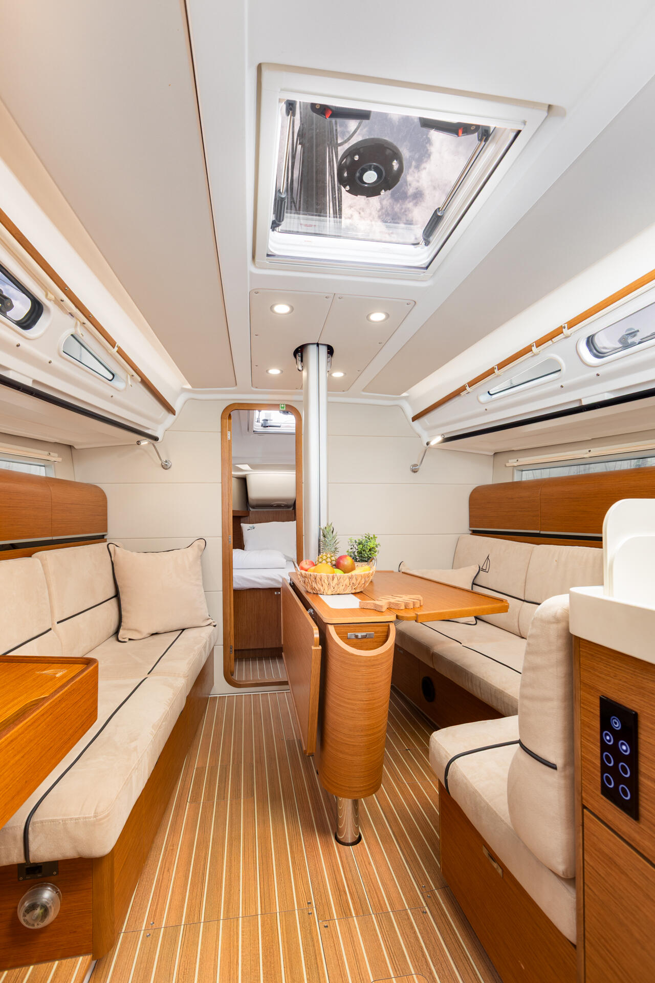 Sailing yacht 