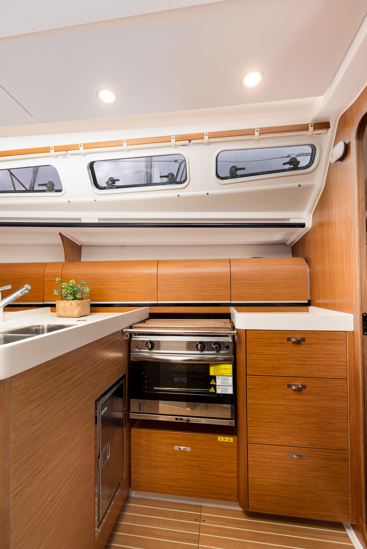 Sailing yacht 