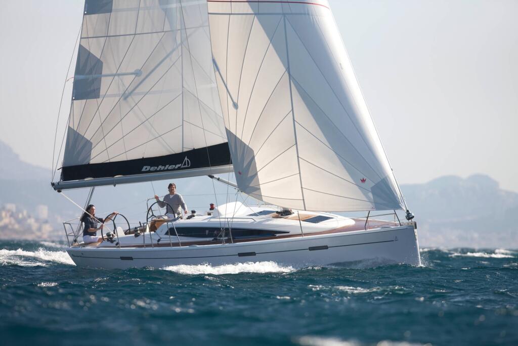 Sailing yacht 