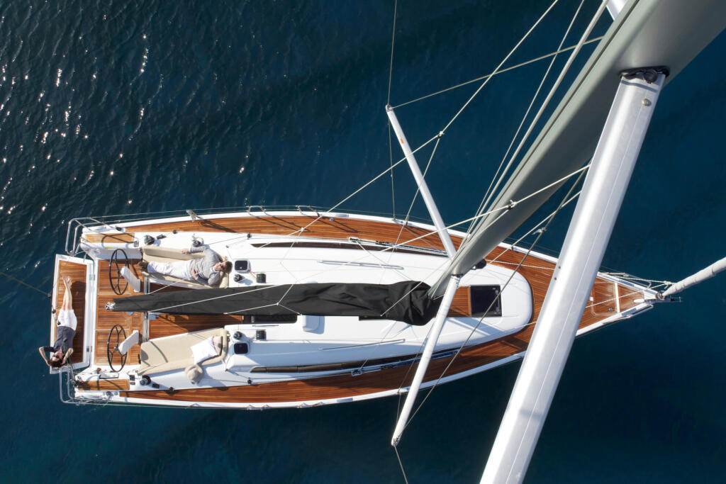 Sailing yacht 