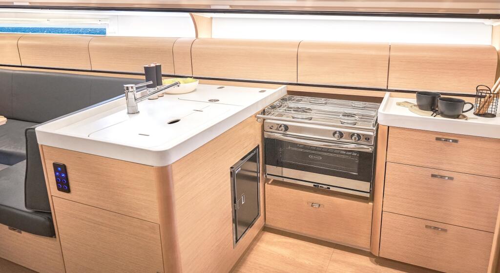 Sailing yacht 