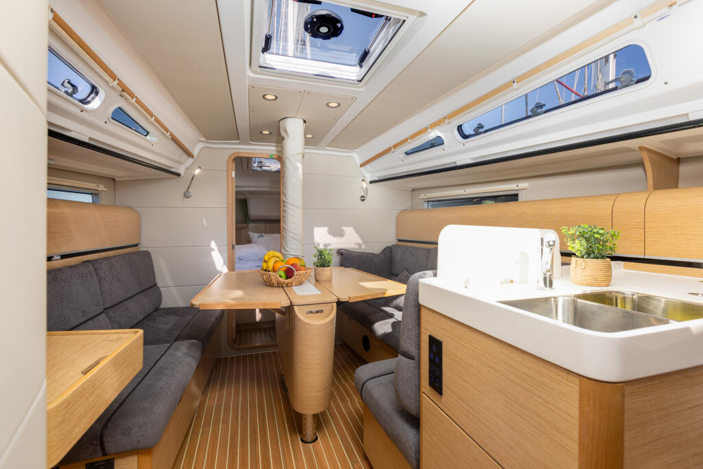 Sailing yacht 