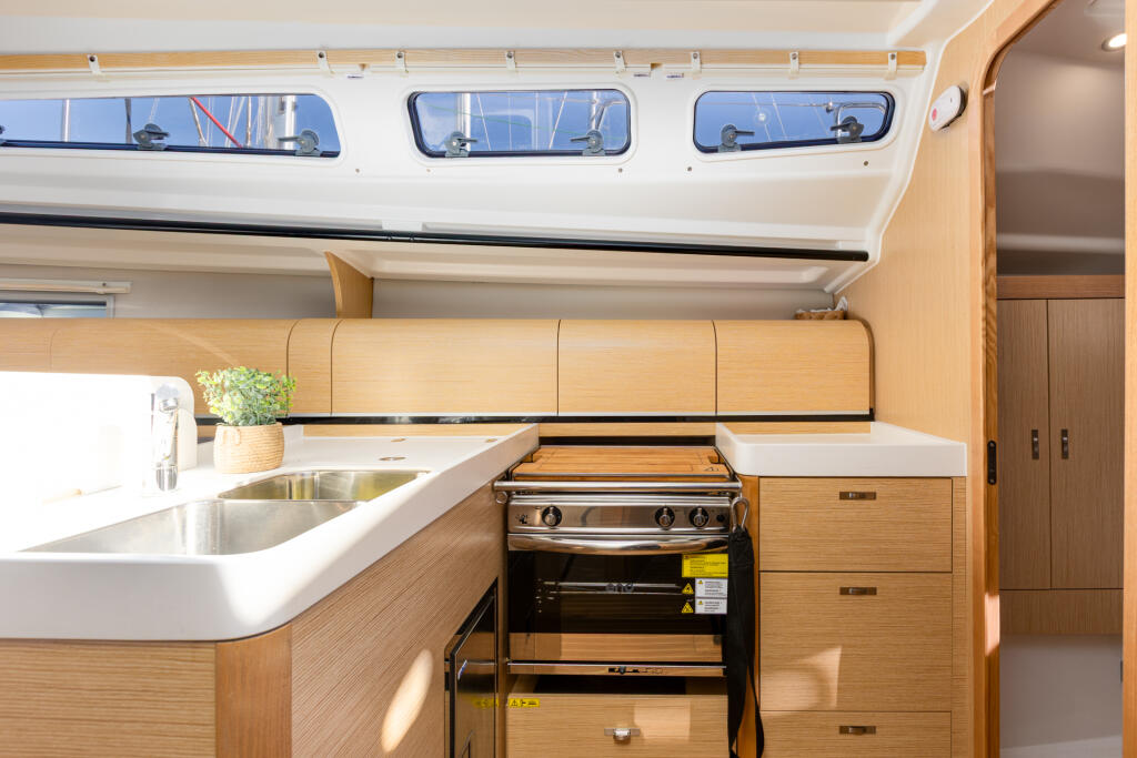 Sailing yacht 