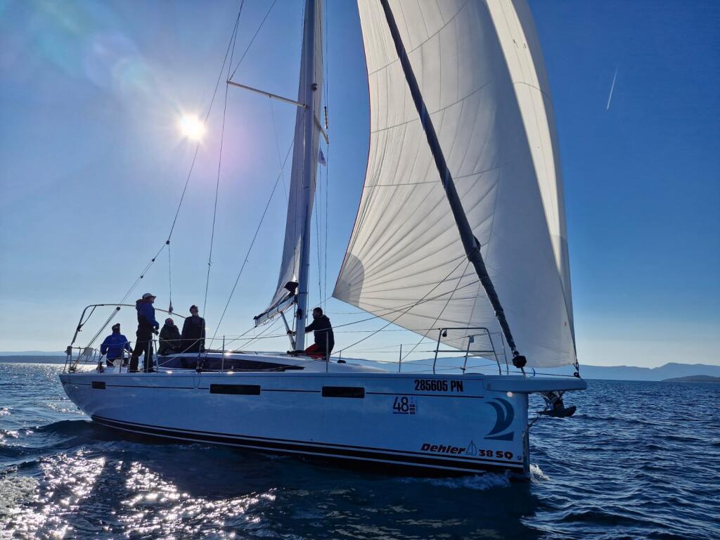 Sailing yacht 