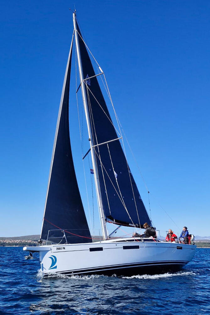 Sailing yacht 