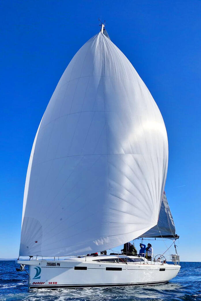 Sailing yacht 