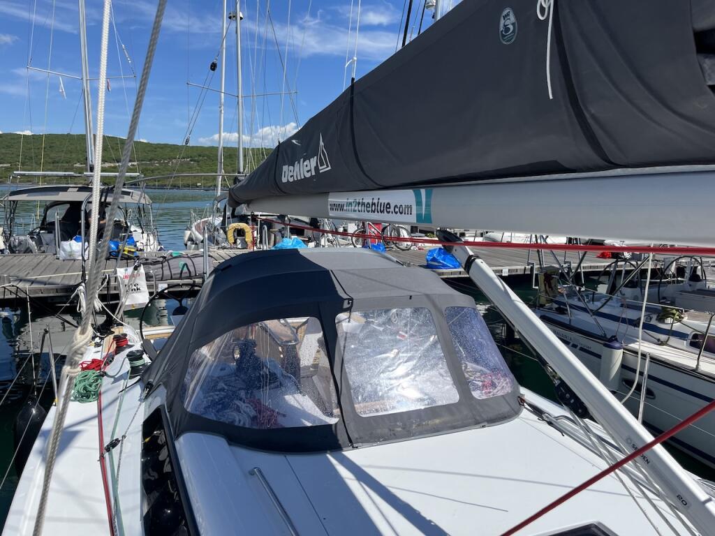 Sailing yacht 