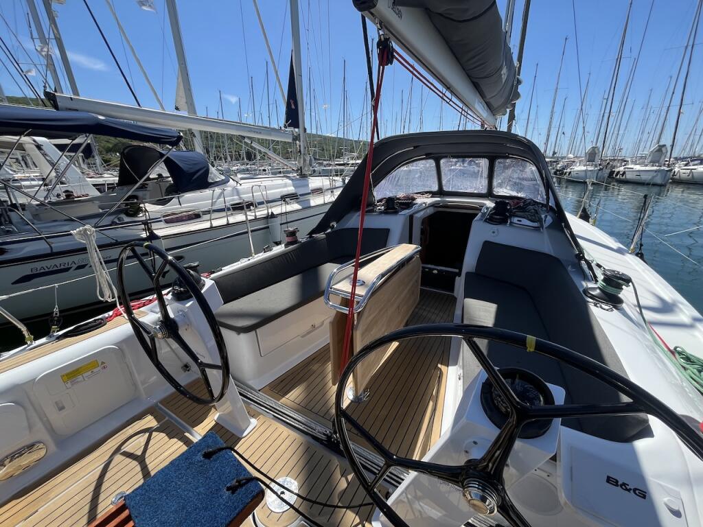 Sailing yacht 