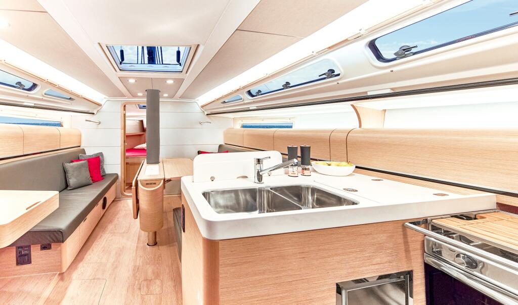 Sailing yacht 