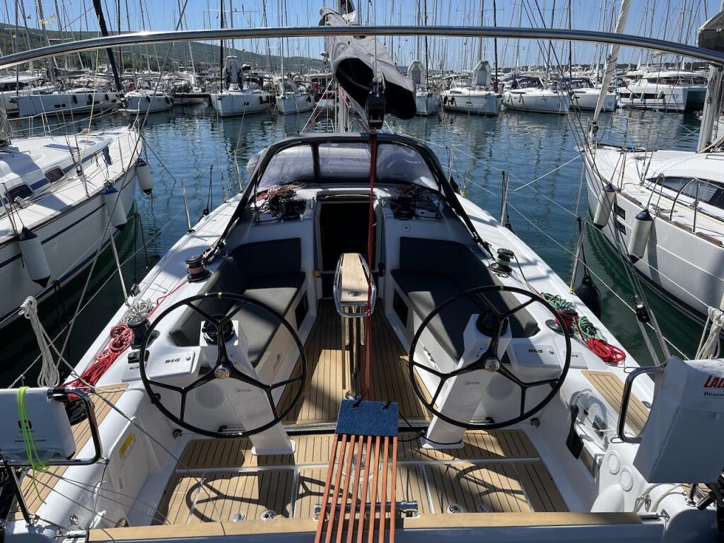 Sailing yacht 