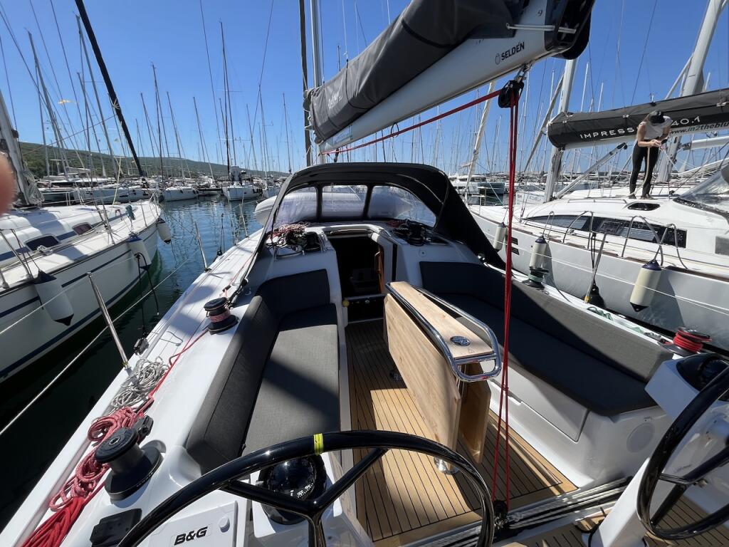 Sailing yacht 