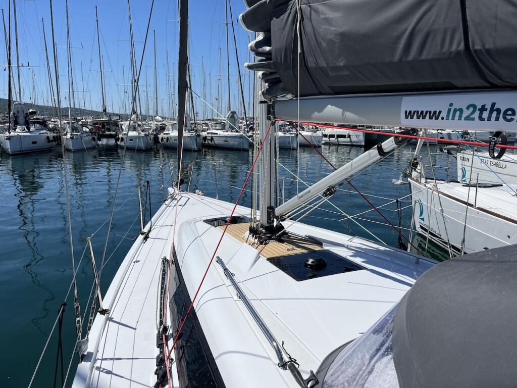 Sailing yacht 
