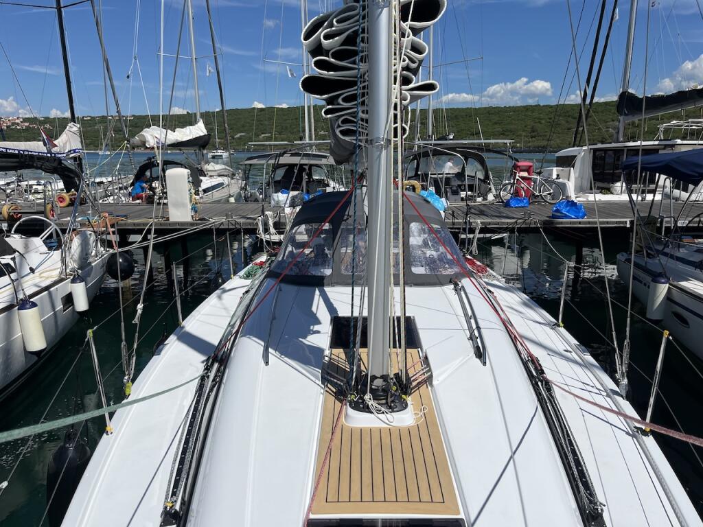 Sailing yacht 