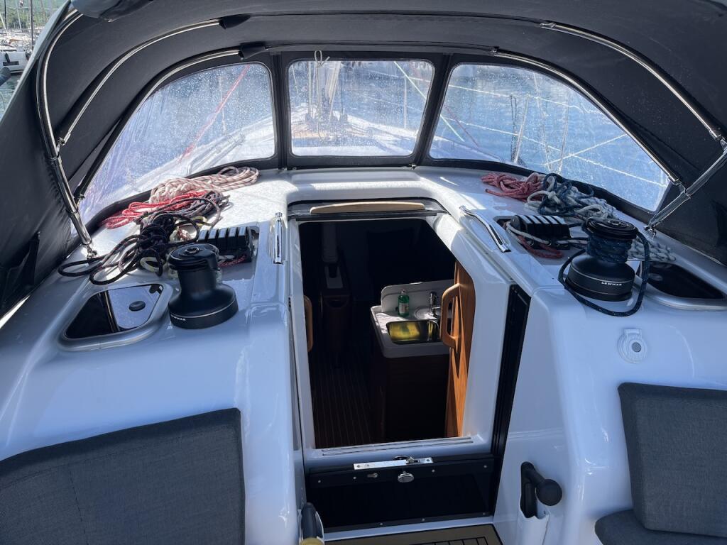 Sailing yacht 