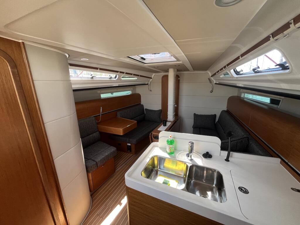Sailing yacht 