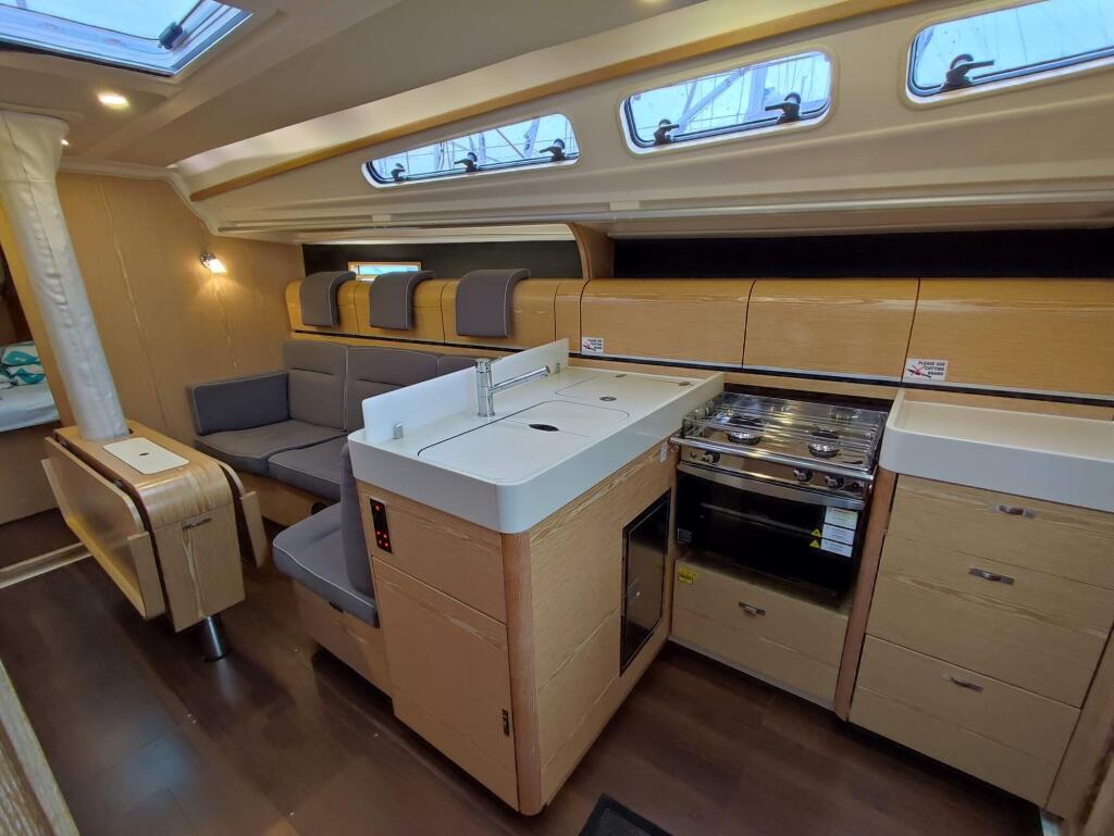 Sailing yacht 