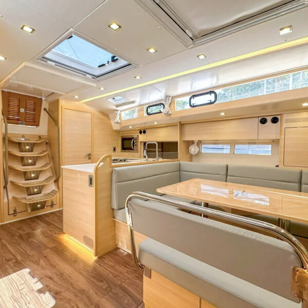 Sailing yacht 