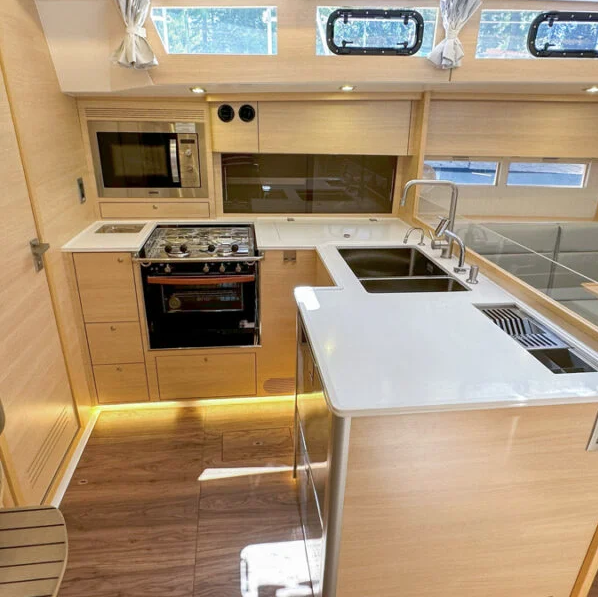 Sailing yacht 