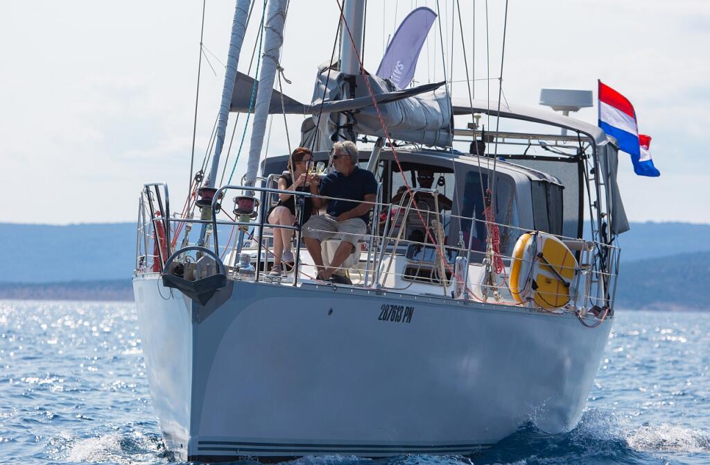 Sailing yacht 