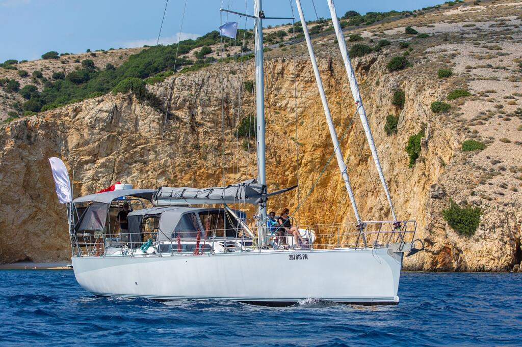 Sailing yacht 