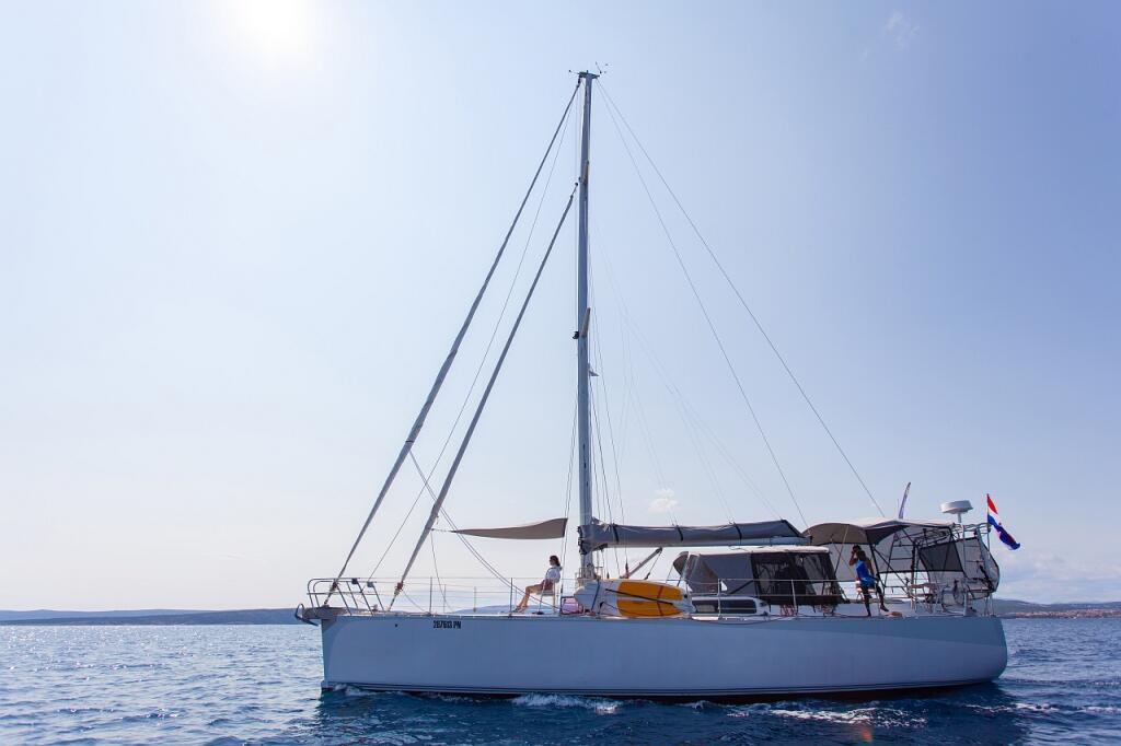 Sailing yacht 