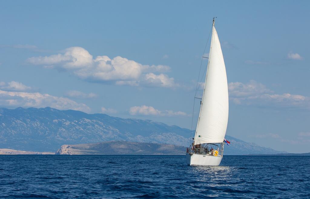 Sailing yacht 
