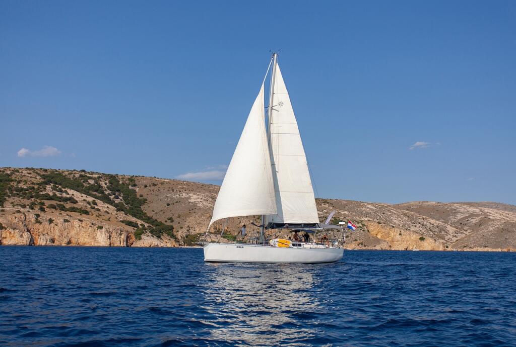 Sailing yacht 