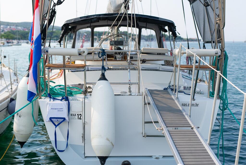 Sailing yacht 