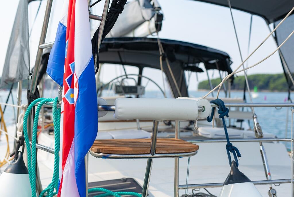 Sailing yacht 