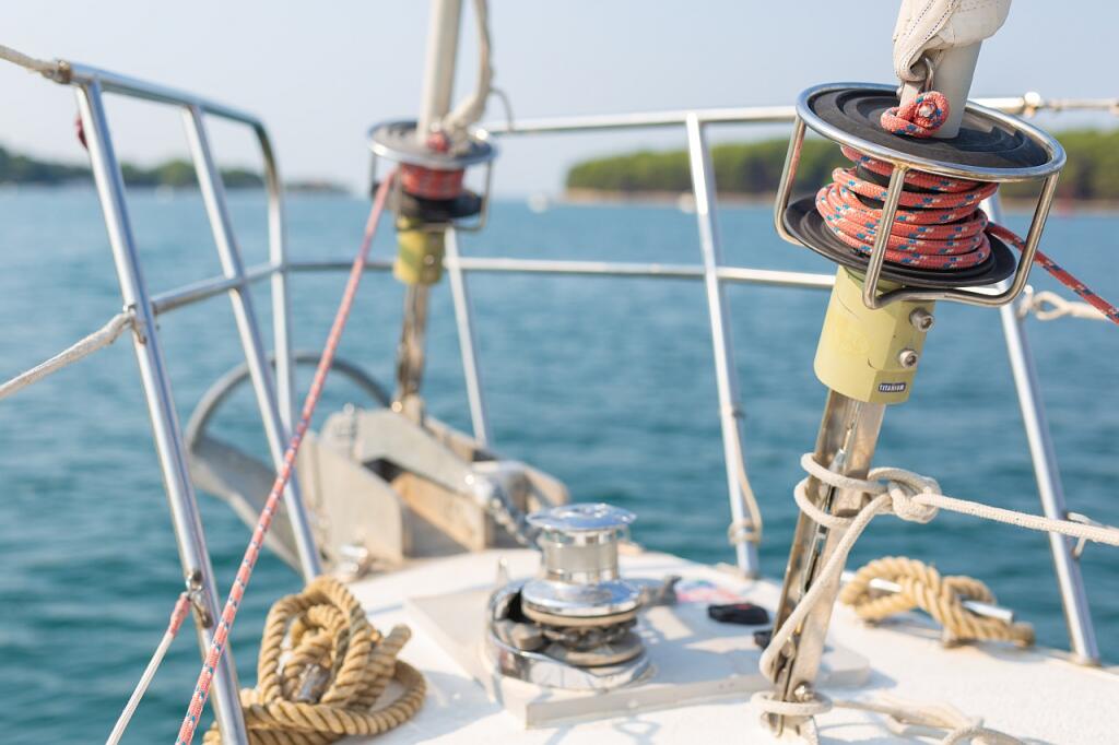 Sailing yacht 