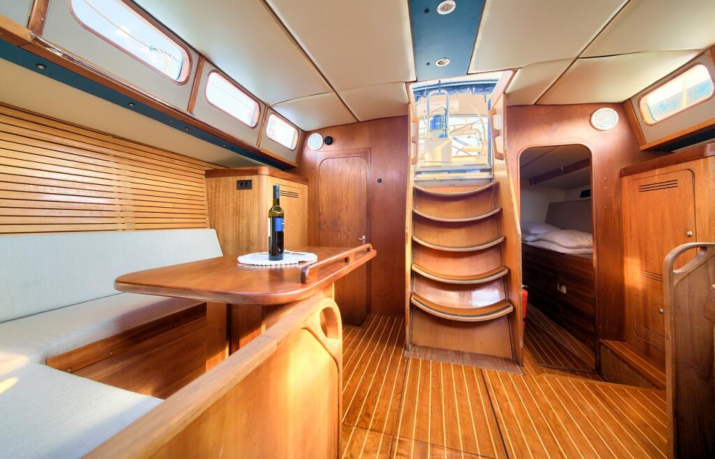 Sailing yacht 