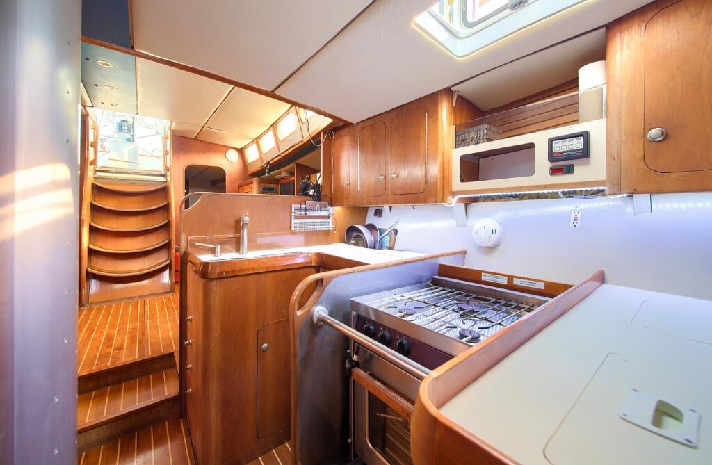 Sailing yacht 