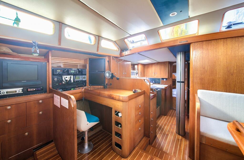 Sailing yacht 