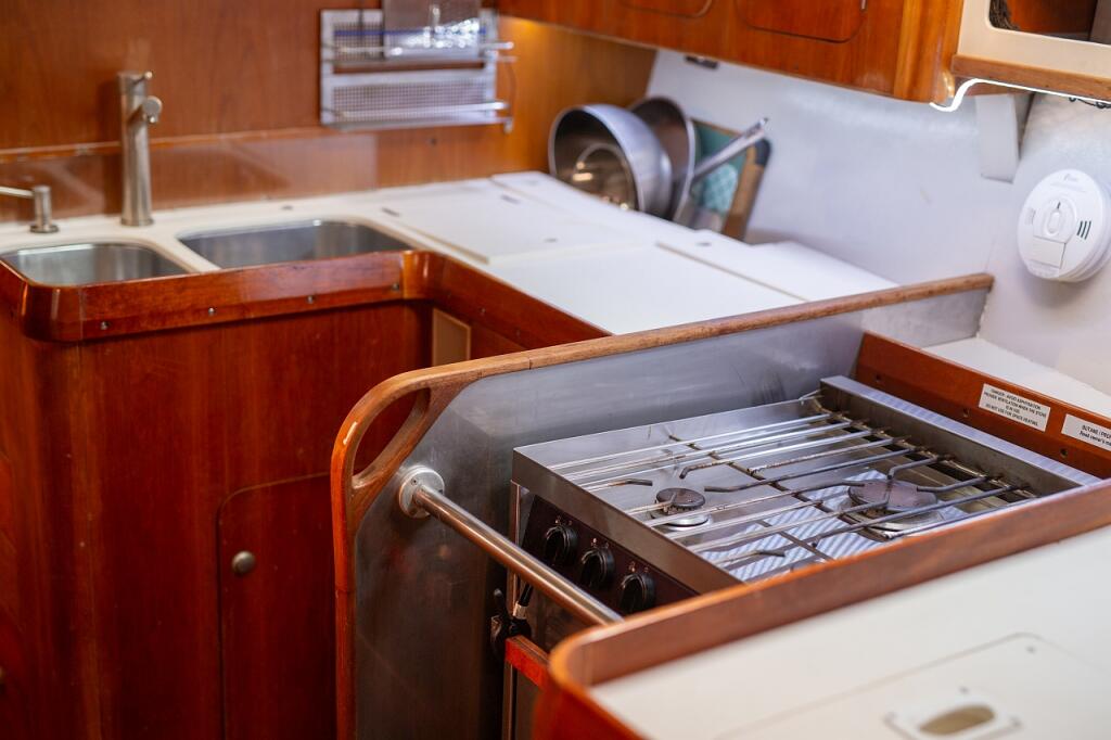 Sailing yacht 
