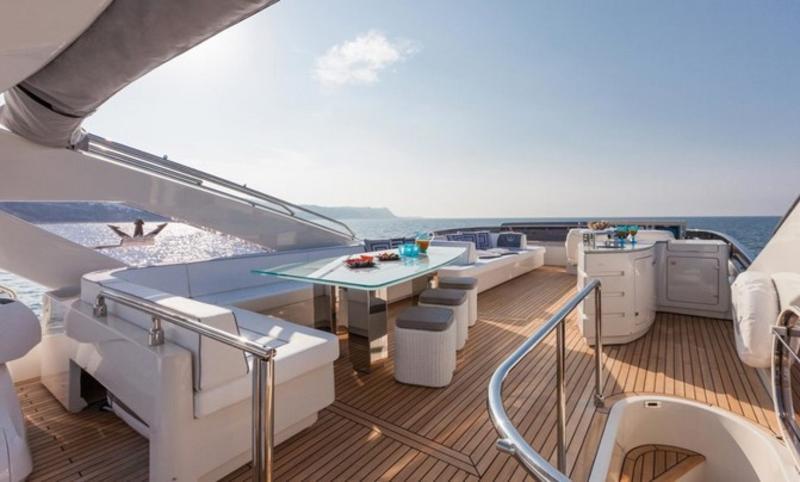 Luxus-Motoryacht 